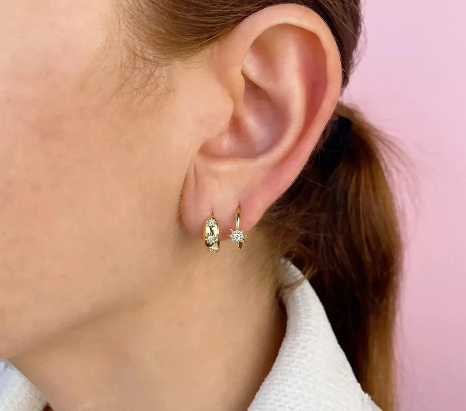 Pendientes tipo argolla Huggie estrella diamante oro rosa 14K 0,10 quilates corte redondo natural Foto 2 de 3