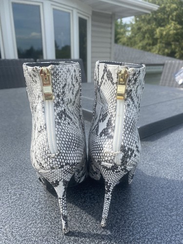 CHARLOTTE ROUGE Short Animal Print Boots.  Size 7. 3 inch Heel  - Bild 4 von 5