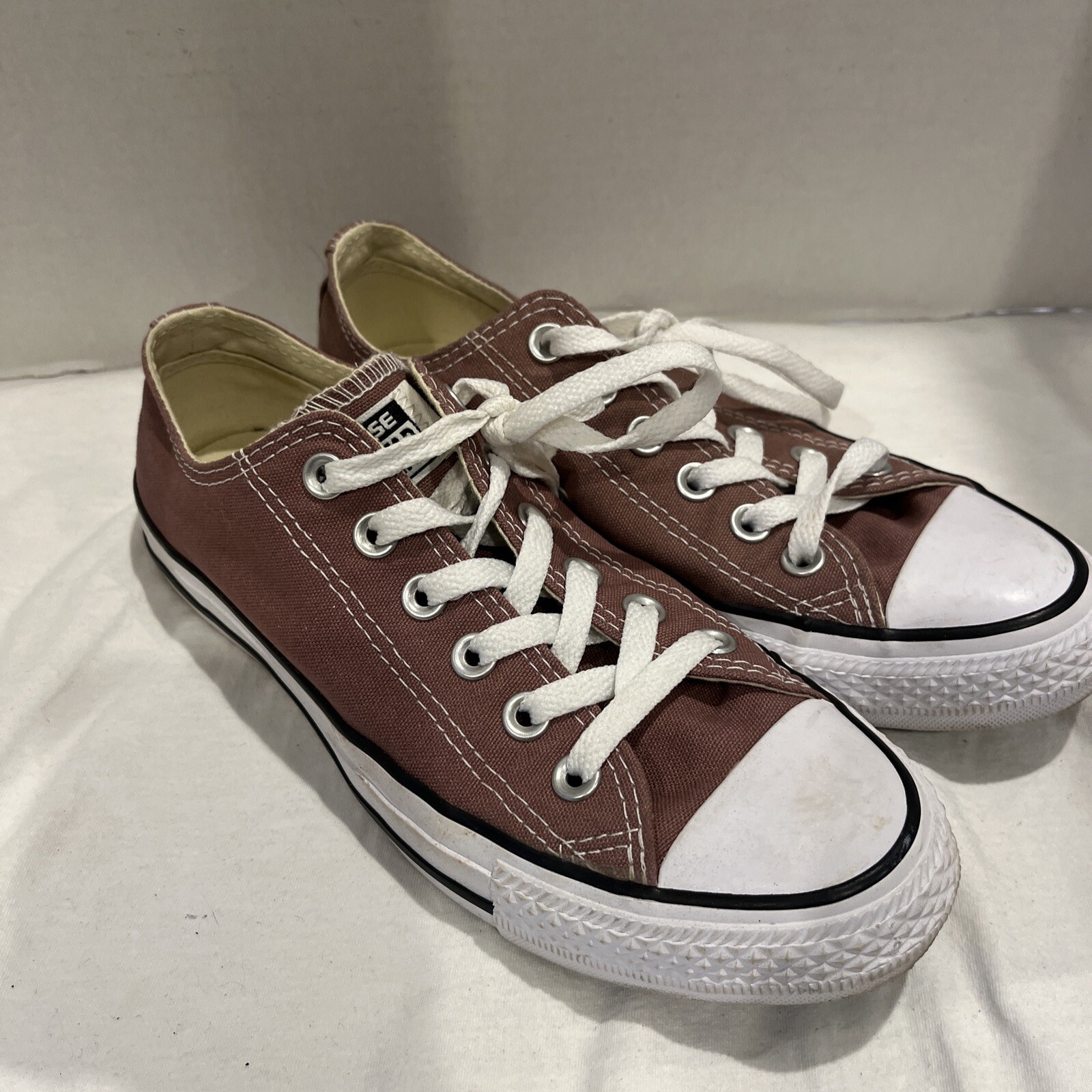 Converse Womens Sz 7 Chuck Taylor All Star Low  Lace Up