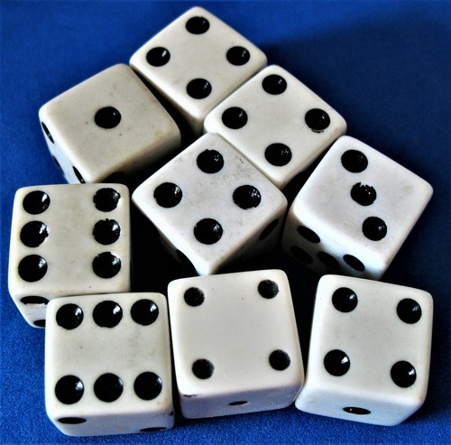 Vintage lot of 23 Various Shaking Dice Including 3 Bakelite 5 Casino Advertising - Picture 6 of 12
