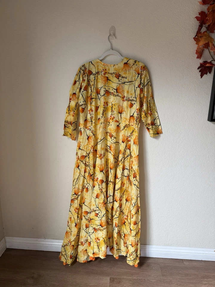 Plumero Kimono Largo Bohemio Hecho a Mano - Estampado Floral Amarillo y Naranja con Pompón Foto 4 de 4