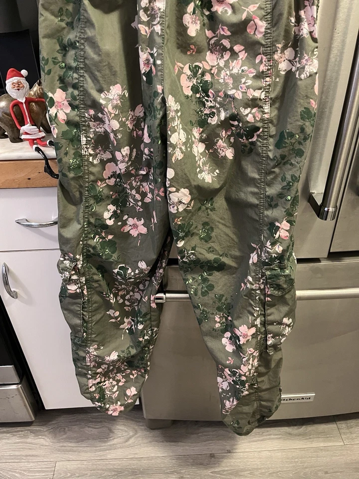 Movimiento Free People Mesmerize Me Carga Floral Verde Oliva y Rosa Talla S Foto 2 de 4