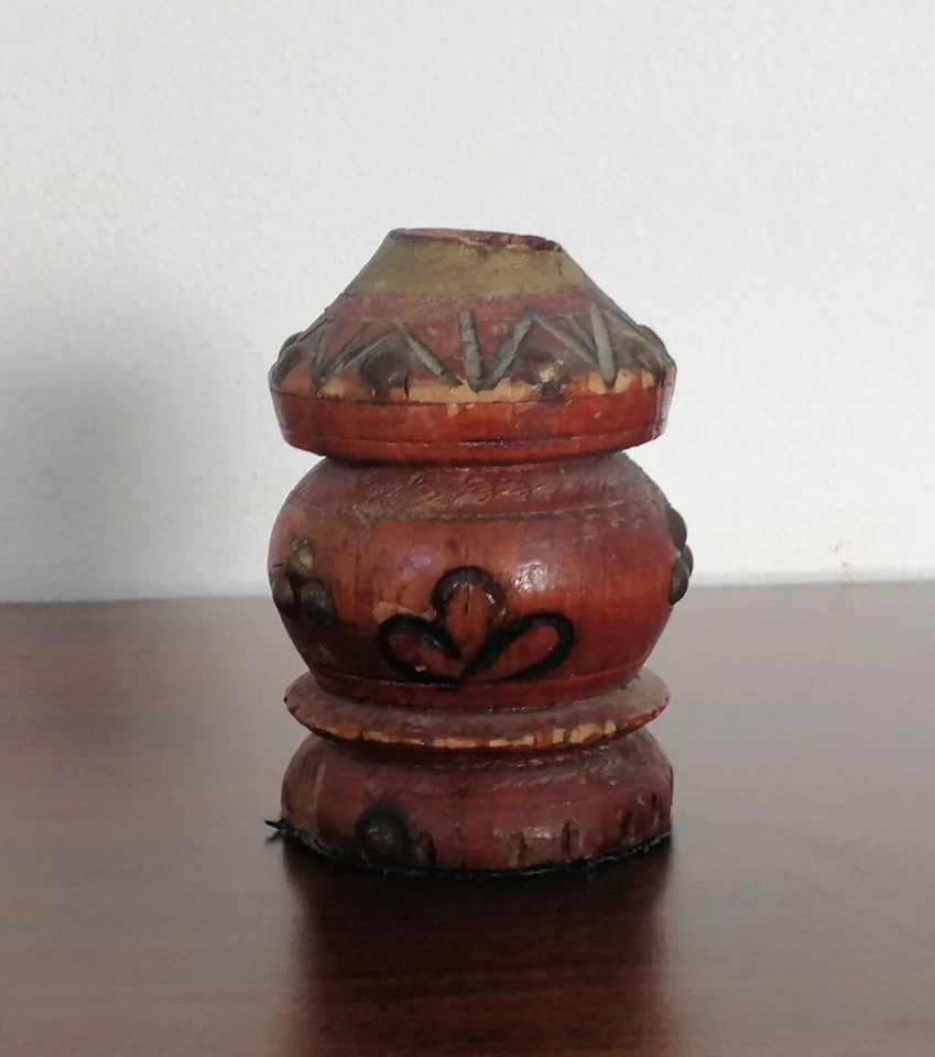 Molinillo de madera hecho a mano para moler café árabe, pequeño, una obra maestra casera Foto 4 de 4