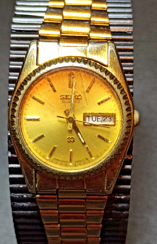 Seiko SQ 2A23-0039 Ladies Day Date Gold Dial for for parts or repair WORKING NEW