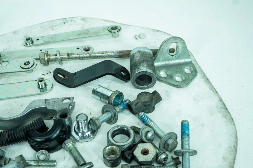 14 pernos tuercas y soportes Harley Heritage Softail Classic FLSTC OEM 1381 Foto 4 de 4