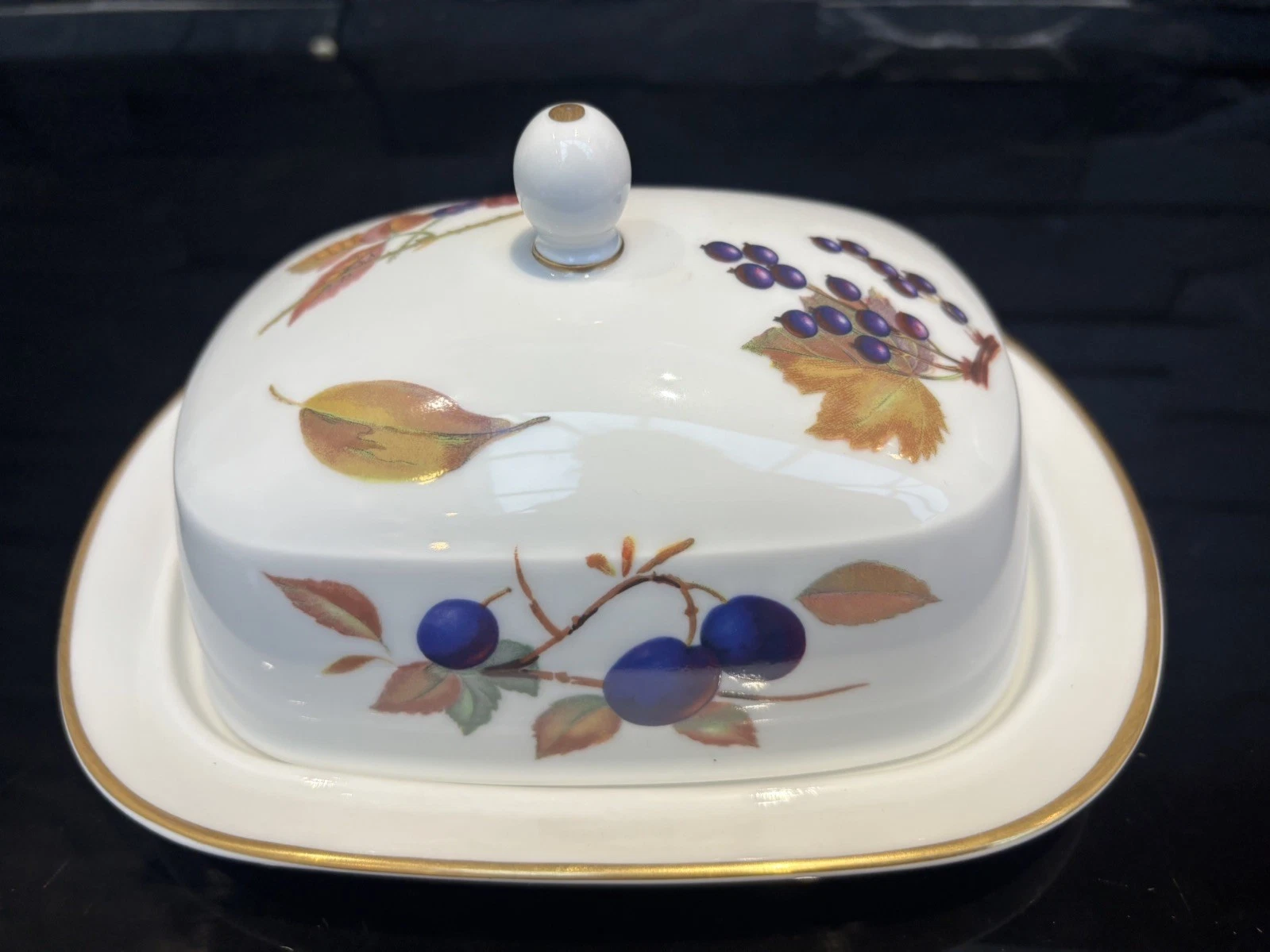 STUNNING ROYAL WORCESTER EVESHAM GOLD BUTTER DISH EXCELLENT CONDITION,RARE
Opens in a new window or