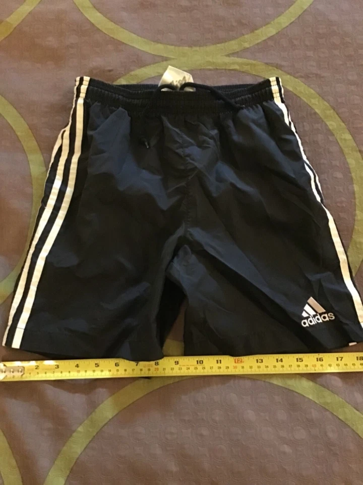Bañador Adidas Juvenil Pequeño Blanco y Negro Con Forro Usado en Excelente Condición Foto 4 de 4