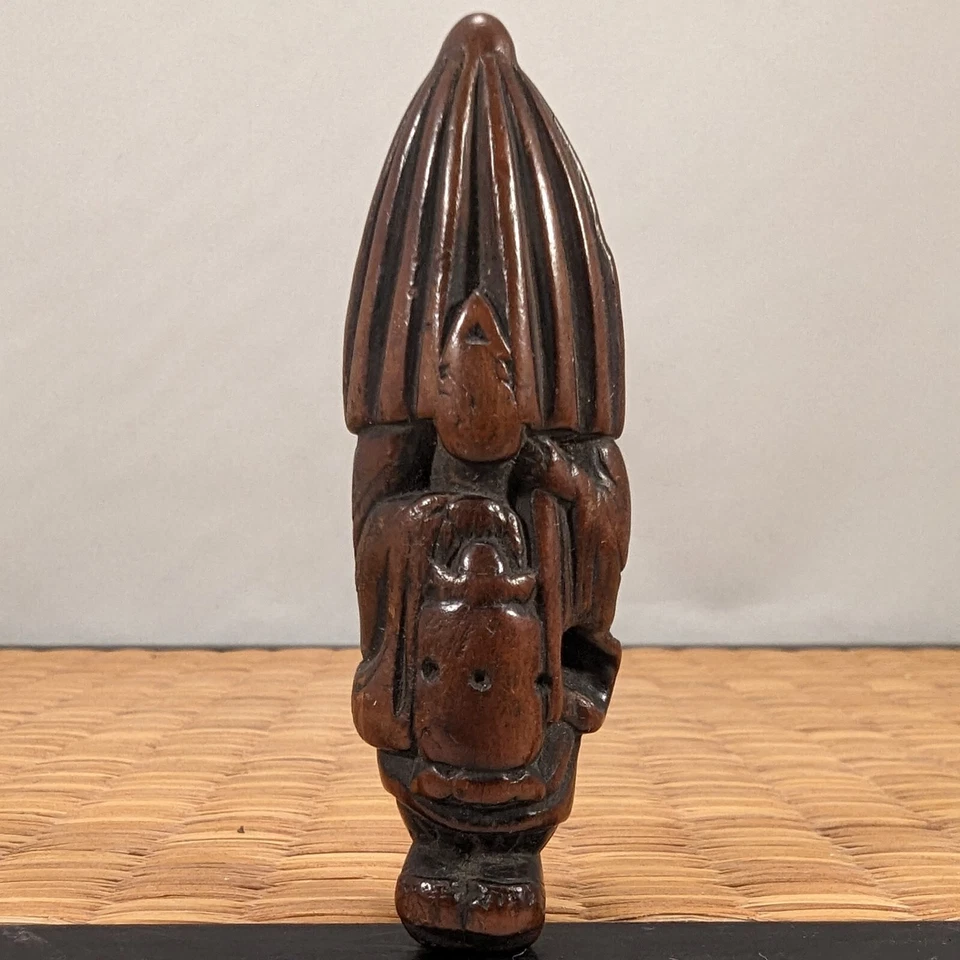 Antiguo ladrón de aceite japonés Netsuke de madera sosteniendo linterna y paraguas Japón Foto 2 de 4