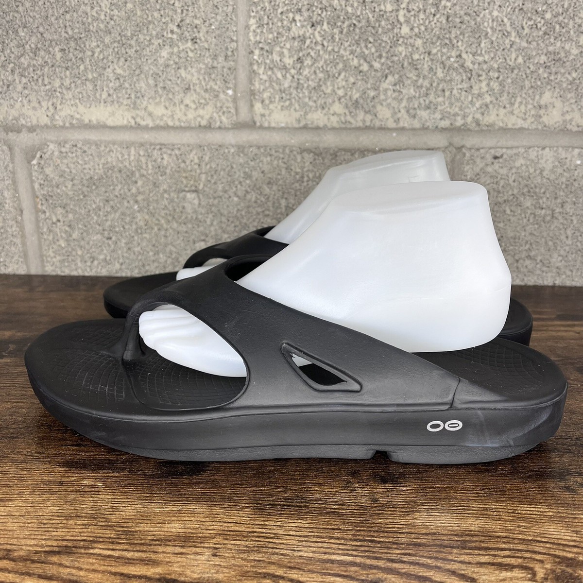 Oofos Sandals Mens 12 Womens 14 Black Original Unisex  display picture 2