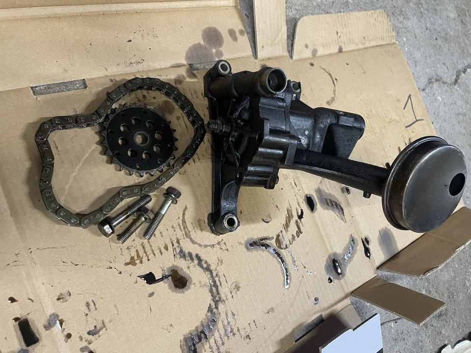 BMW E24 E34 E32 M30B35 M30 Engine Oil Pump With Chain - Image 3 of 4