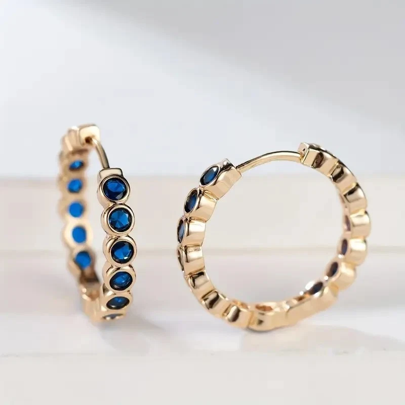 Pendientes de aro de lujo de zafiro azul simulado de corte redondo de 2 quilates enchapados en oro rosa de 14 k Foto 2 de 4