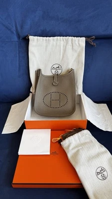 HERMÈS sac bandoulière femme cuir grainé gris, quincaillerie dorée - Photo 1/4