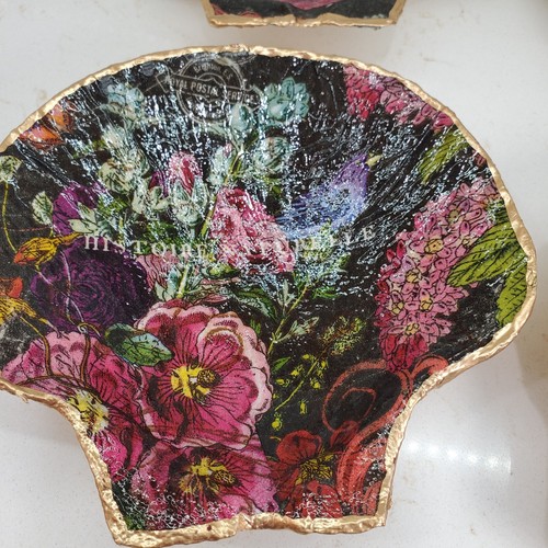 Beach Décor Sea Decoupage Shell Set of 4 Handmade Art Black Pink Gilded Edge - Picture 10 of 24