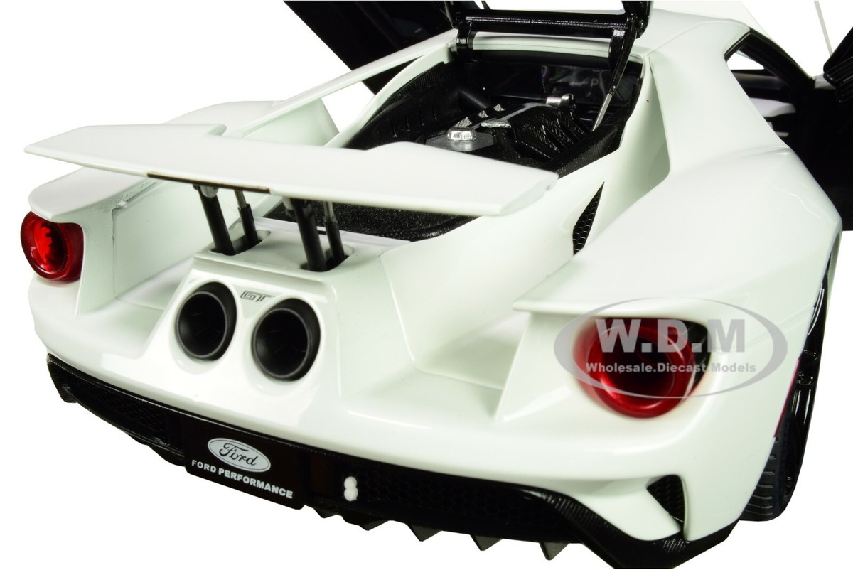 オートアート1/18 フォードGT 2017 (FROZEN WHITE) AutoArt Ford GT 2017, Frozen White 1/18 Diecast Car