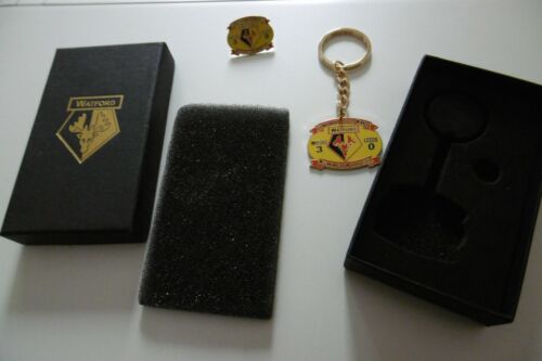 WATFORD FC BOXED BADGE & KEYRING SET WFC 3 LEEDS UTD 0 PLAY OFF FINAL 2006 - Picture 1 of 4