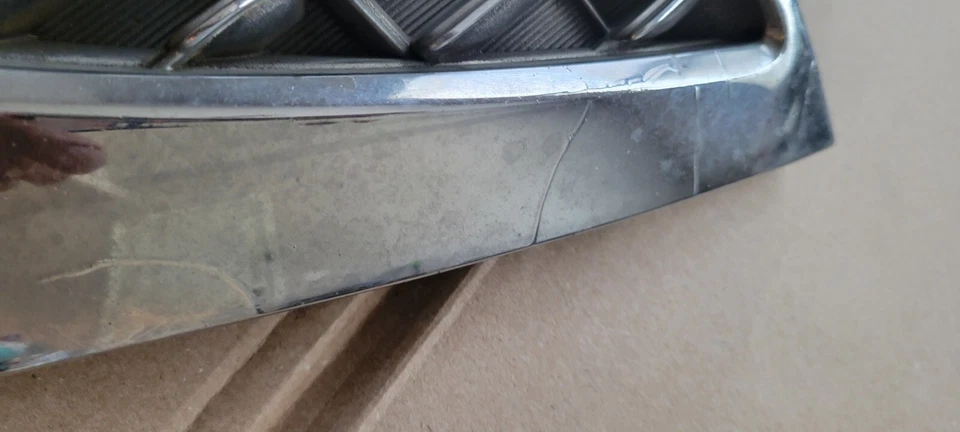 2000 - 2004 TOYOTA AVALON OEM grade central superior com emblema para 2001 - Imagem 3 de 3