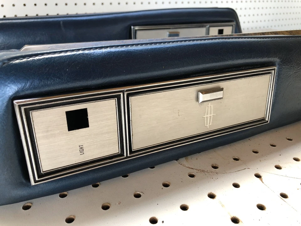 1974-79 Lincoln Continental Towncar Coupe apoio de braço traseiro esquerdo/direito - Imagem 3 de 4