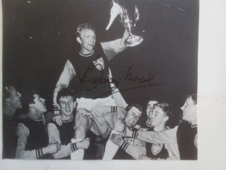 BOBBY MOORE ORIGINAL SIGNED MAGAZINE PICTURE