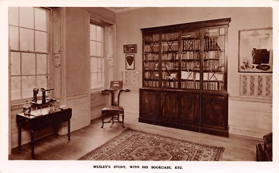 WESLEYS STUDIE MIT SEINEM BÜCHERREGAL - ISLINGTON, LONDON ~ RPPC #231248