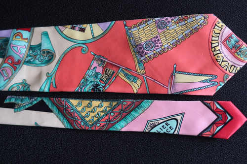 GIANNI VERSACE SILK TIE PINK GREEN BLACK & CREAM FLAGS TEXT AND SCROLLS A BEAUTY - Picture 6 of 7
