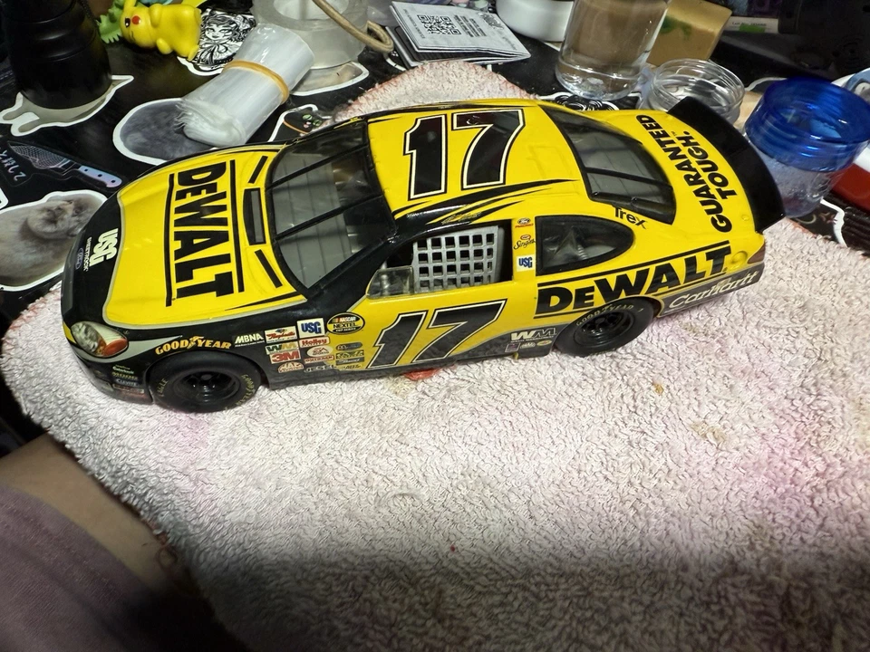 Coche fundido a presión DeWalt 2005 número 17 Matt Kenseth Team Caliber NASCAR diecast 1:24 Foto 3 de 4