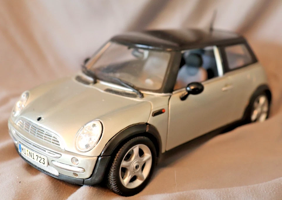 Modelo de coche MINI Cooper R50 diecast escala 1:18 plateado techo negro Inglaterra británica Foto 2 de 4