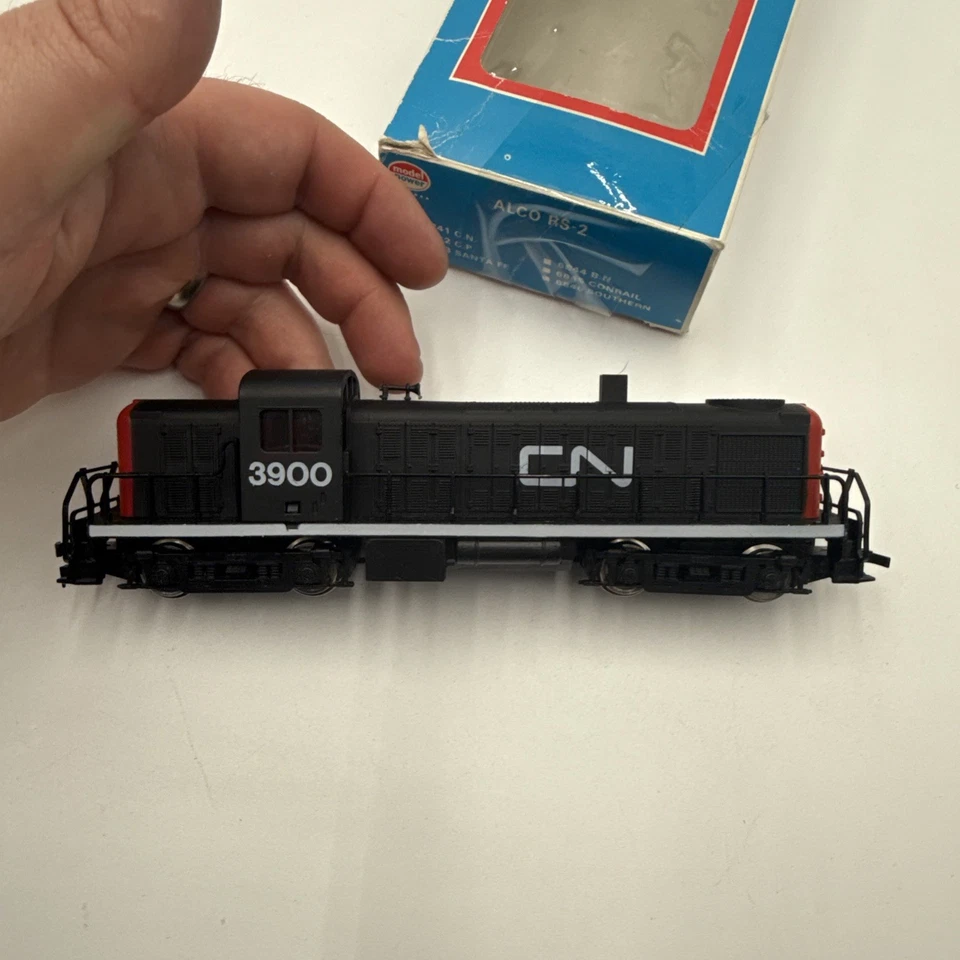 MODEL POWER 6841 HO CANADIAN NATIONAL ALCO RS-2 DIESEL LOCOMOTIVE #3900 - EX++ - Image 3 of 4