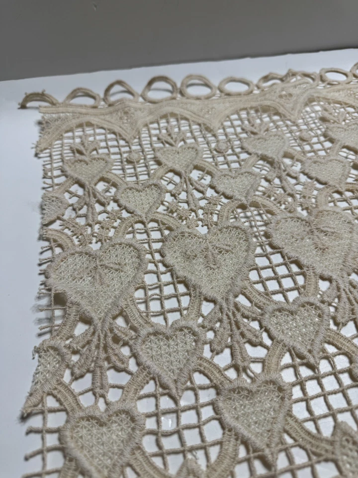 Cuadrado vintage con borde festoneado marfil en forma de corazón corte encaje (manchado) Foto 3 de 4