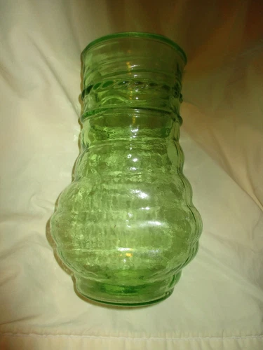 VINTAGE GREEN DEPRESSION GLASS VASE CIRCA 30s / 40s