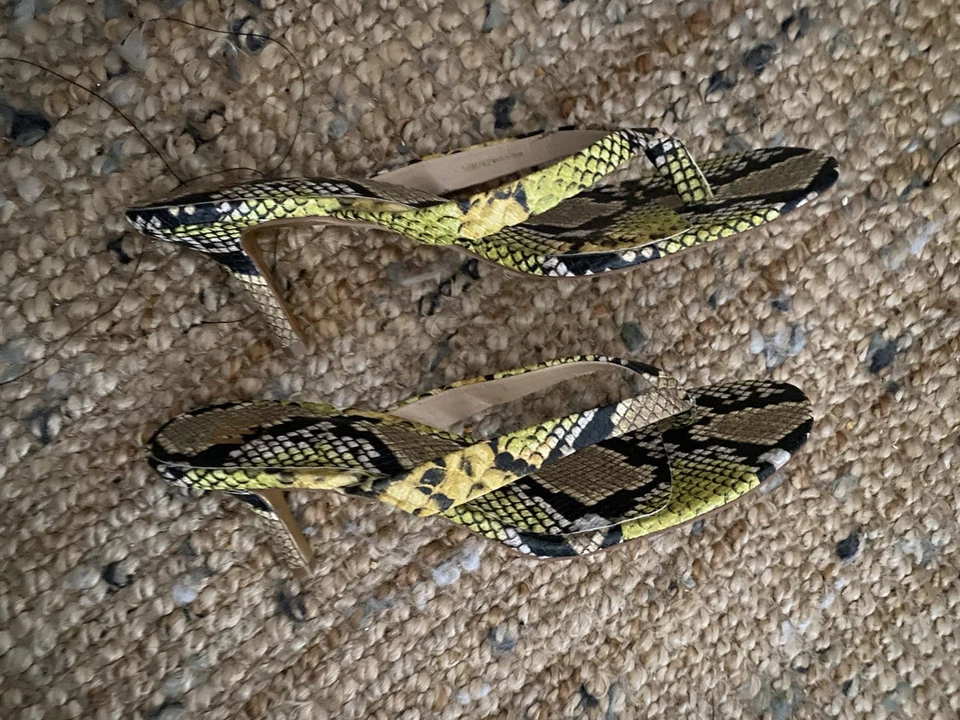 Sandalias Jennifer Lopez Estampado Serpiente Amarillo Y Negro 10M/42 Foto 2 de 4