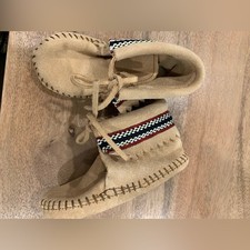Baby Minnetonka suede moccasin stitch details size 5 boho casual minimalist