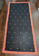 Sari indio negro con bordado dorado y borde color melocotón