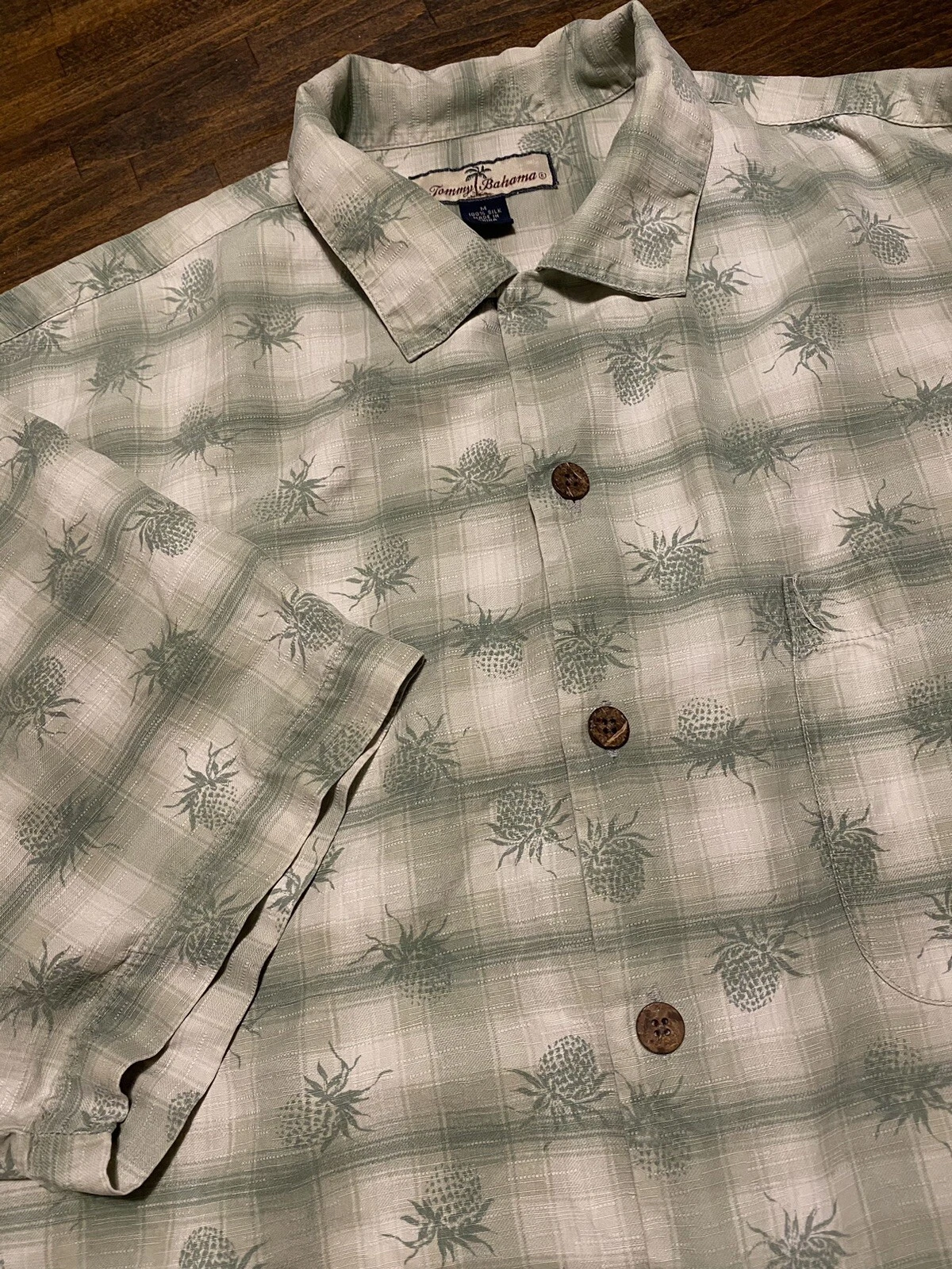 Tommy Bahama 100% Silk Camp Shirt Mens M Short Sleeve Button Down Pineapple AOP