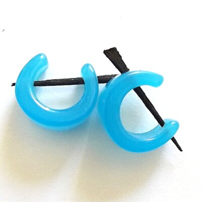 ELEKTRISCHE BLAUE HELL DAYGLO SPIKEY TRIBAL PUNKY MANSCHETTENOHRRINGE MIT HOLZSPITZE