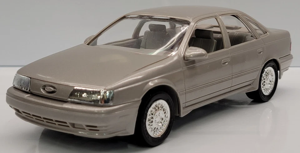 Ford Taurus SHO 1989 ERTL/AMT escala 1/25 plástico en titanio claro metálico Foto 4 de 4