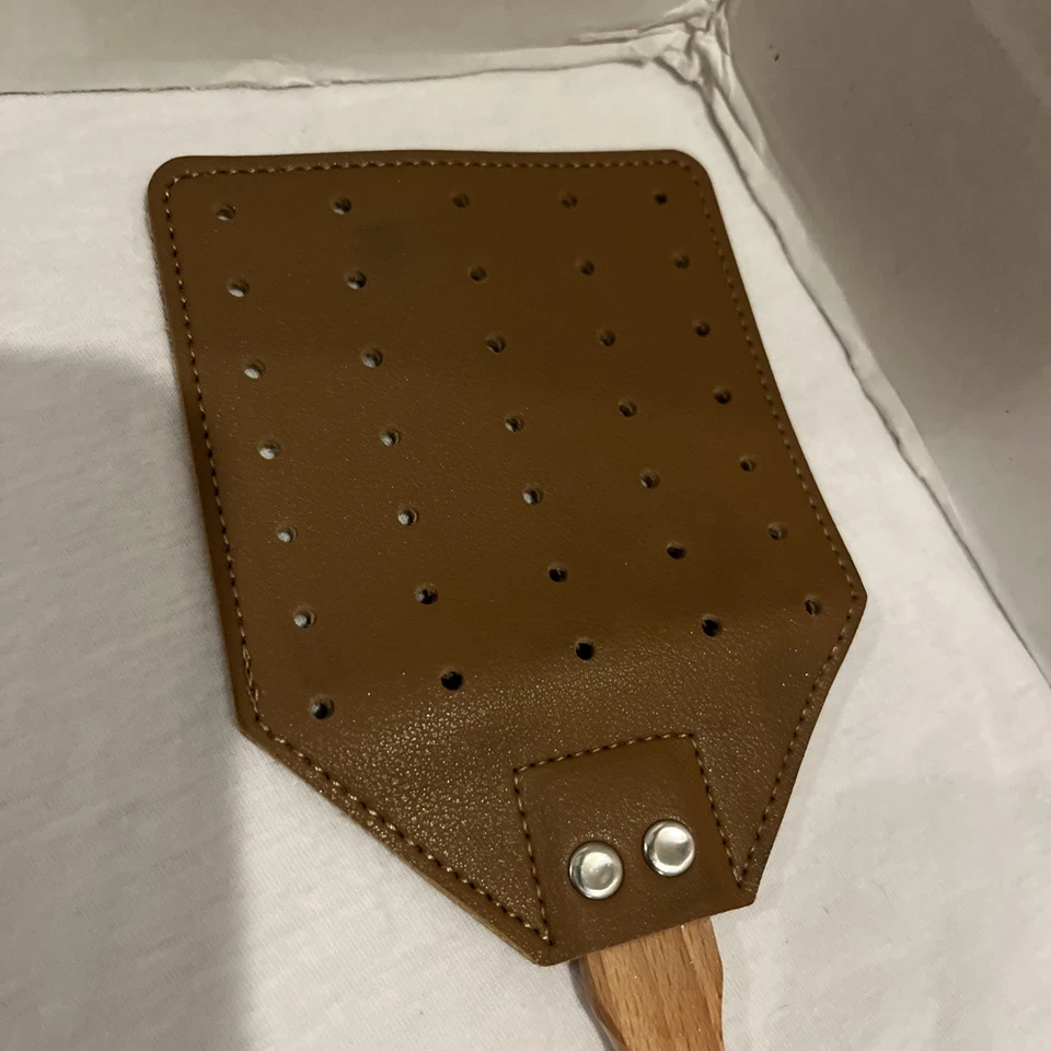 Samebuteco Leather Fly Swatter Heavy Duty Manual Fly Swatter with Wood Handle - Image 4 of 4