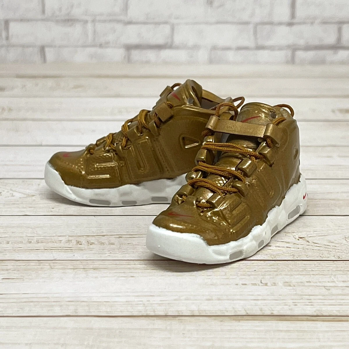 Paire de mini baskets Nike More Uptempo Supreme Gold échelle 1/6 mini figurine