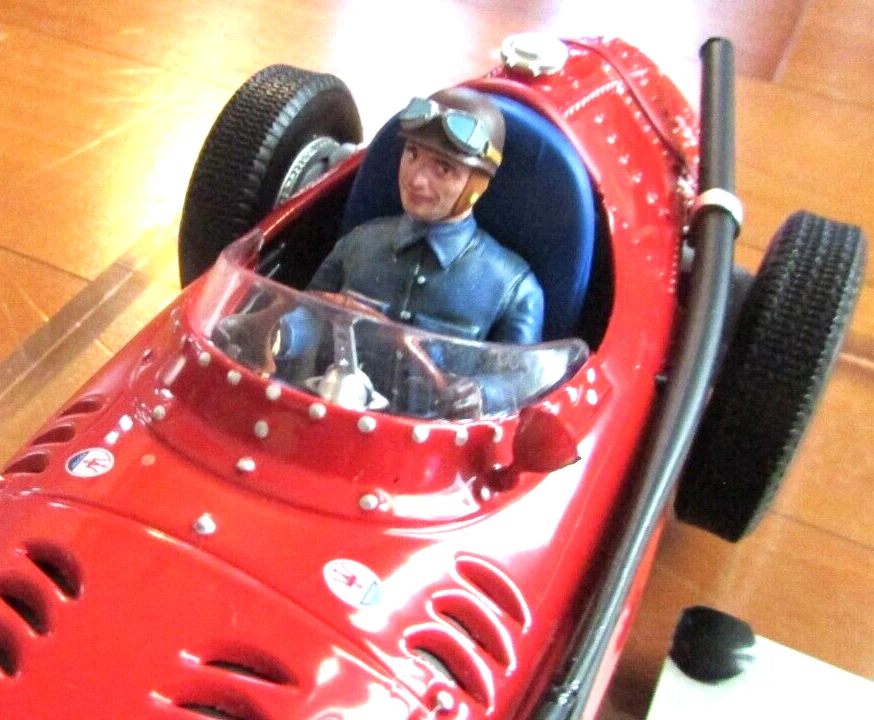 Maserati 250 F 1957 F1 coche de carreras #32 con piloto pintado Fangio campeón del mundo 1:18 CMR Foto 2 de 4
