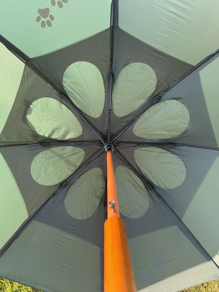 Paraguas plegable automático clásico GustBuster 48" a prueba de viento estampado de patas de perro verde Foto 3 de 4