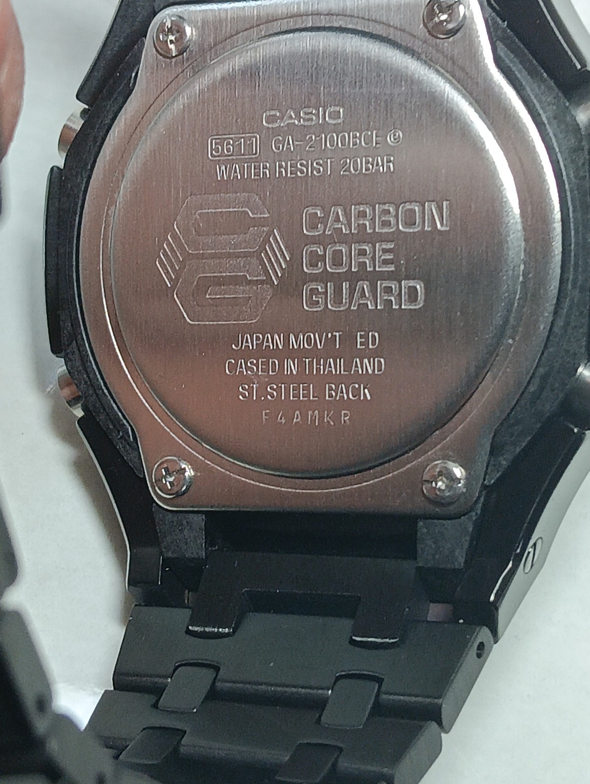 Montre G-Shock custom en acier noir brillant, l'élégance robuste d'un garde-temps d'exception