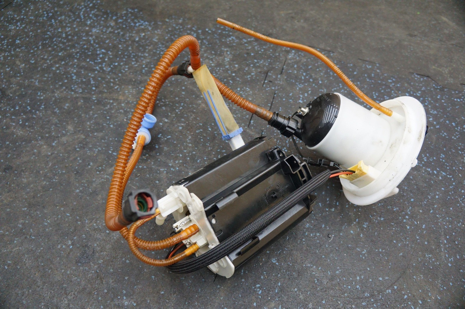 Right Passenger Fuel Pump & Flange Assembly 11K047CP.01 McLaren 650S 2015