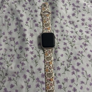Apple Watch Series SE 40mm Silver Aluminum Case White Silicone Band 32GB