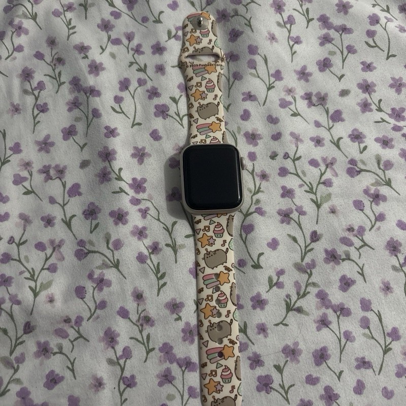Apple Watch Series SE 40mm Silver Aluminum Case White Silicone Band 32GB