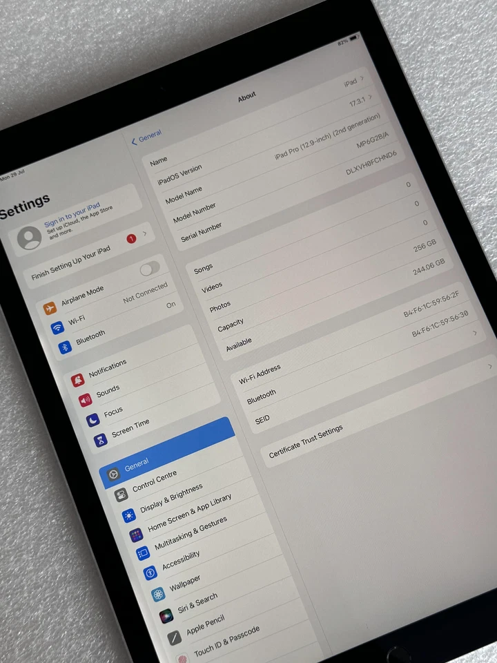 Apple iPad Pro 2nd Gen. 256GB, Wi-Fi, 12.9 in - Space Grey - GOOD - ref 472 - Image 3 of 4