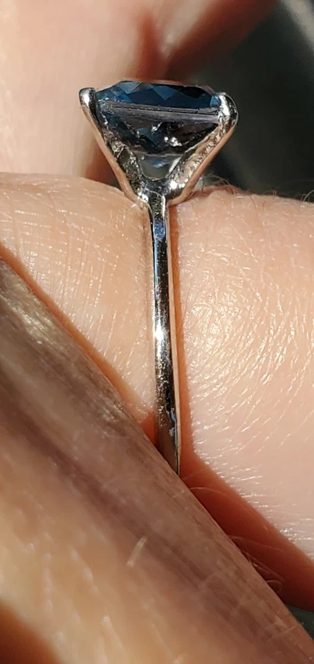 Anillo solitario de circón azul corte princesa 10kt oro blanco macizo Foto 4 de 4