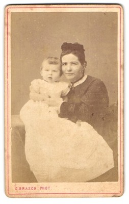 Photograph C. Brasch, Berlin, Wilhelmstr. 58, mother with child in fine dress 