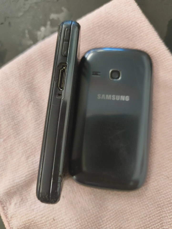 Samsung  Galaxy Young (GT-S6310N) - 4GB - Deep Blue und Star (GT-S5230), Foto 4 von 4