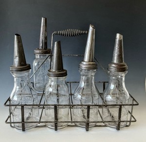 Vtg HUFFMAN/Hazel Atlas Oil Bottles with Master Mfg Co Spouts & Wire Carrier
