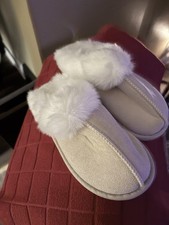 NWOB Women s Beige/White Faux Fur Slip-On Sli...