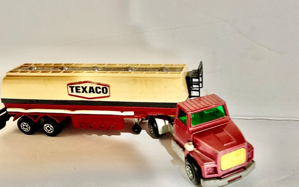 1973 Matchbox Lesney Super Kings #K16/18 - Ford LTS Tractor with Texaco Tanker - Image 4 of 4